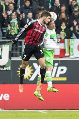 Fußball, Bundesliga, VfL Wolfsburg - FC Ingolstadt 04; v.l. Mathew Leckie (FCI) gegen Sebastian Jung (Wolfsburg) Zweikampf, Duell, duell, tackle, Tackling, Aktion, action. xtgx