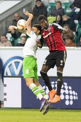 Fußball, Bundesliga, VfL Wolfsburg - FC Ingolstadt 04; v.l. Daniel Caligiuri (Wolfsburg) gegen Danny da Costa (FCI) Zweikampf, Duell, duell, tackle, Tackling, Aktion, action. xtgx