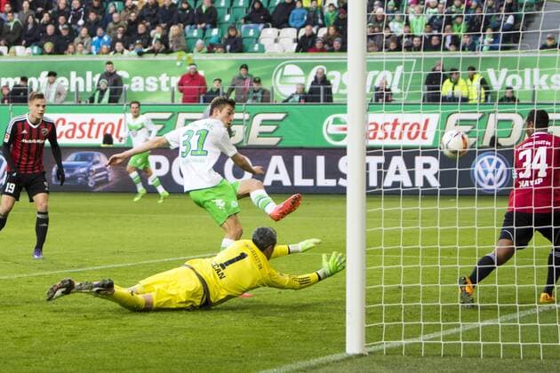 Fußball, Bundesliga, VfL Wolfsburg - FC Ingolstadt 04; Robin Knoche (Wolfsburg) Torschützin zum 2:0 ,scores the goal, Tor, Torschuss, Abschluss, Torabschluss, Torerfolg, Aktion, action. xtgx