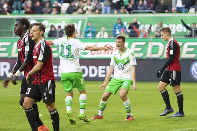 Fußball, Bundesliga, VfL Wolfsburg - FC Ingolstadt 04; Robin Knoche (Wolfsburg) Jubel, Torjubel, Freude, Emotion, Torerfolg, Aktion, action, goal, goal celebration, celebrates. Ingolstadt enttäuscht, frustriert, niedergeschlagen Enttäuschung, Frust, disappointenttäuscht, frustriert, niedergeschlagen Enttäuschung, Frust, disappointed xtgx