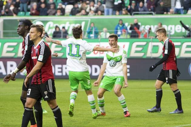 Fußball, Bundesliga, VfL Wolfsburg - FC Ingolstadt 04; Max Kruse (Wolfsburg) und Robin Knoche (Wolfsburg) Jubel, Torjubel, Freude, Emotion, Torerfolg, Aktion, action, goal, goal celebration, celebrates, Ingolstadt enttäuscht, frustriert, niedergeschlagen Enttäuschung, Frust, disappointed. xtgx