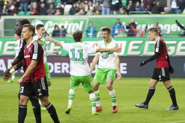 Fußball, Bundesliga, VfL Wolfsburg - FC Ingolstadt 04; Max Kruse (Wolfsburg) und Robin Knoche (Wolfsburg) Jubel, Torjubel, Freude, Emotion, Torerfolg, Aktion, action, goal, goal celebration, celebrates. Ingolstadt enttäuscht, frustriert, niedergeschlagen Enttäuschung, Frust, disappointenttäuscht, frustriert, niedergeschlagen Enttäuschung, Frust, disappointed xtgx