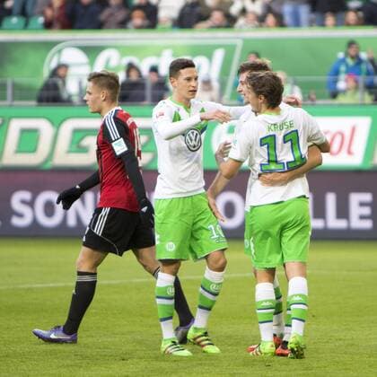 Fußball, Bundesliga, VfL Wolfsburg - FC Ingolstadt 04; v.l. Julian Draxler (Wolfsburg), Robin Knoche (Wolfsburg) und Max Kruse (Wolfsburg) Jubel, Torjubel, Freude, Emotion, Torerfolg, Aktion, action, goal, goal celebration, celebrates. Ingolstadt enttäuscht, frustriert, niedergeschlagen Enttäuschung, Frust, disappointed. xtgx