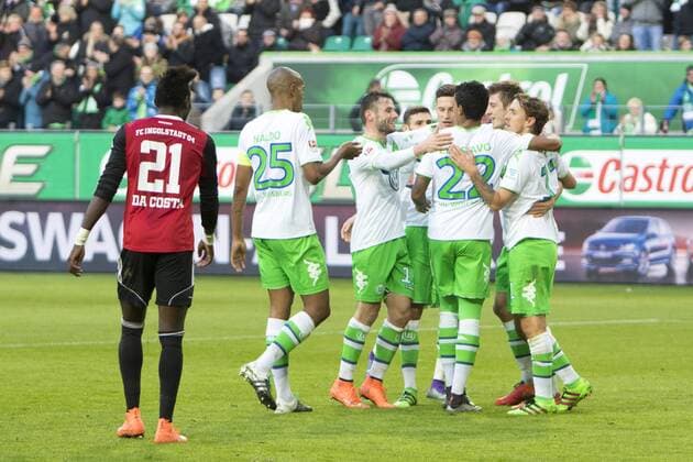 Fußball, Bundesliga, VfL Wolfsburg - FC Ingolstadt 04; Wolfsburg Jubel, Torjubel, Freude, Emotion, Torerfolg, Aktion, action, goal, goal celebration, celebrate nach 2:0 durch Robin Knoche (Wolfsburg),Ingolstadt enttäuscht, frustriert, niedergeschlagen Enttäuschung, Frust, disappointed. xtgx
