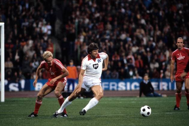 Peter Nogly (Hamburger SV) gegen Karl Heinz Rummenigge (FC Bayern München)