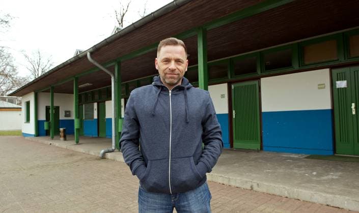 Fussball Berlin 19.02.2016 Thomas HAESSLER ( Häßler ) 101 - maliger Fussball Nationalspieler, Welt und Europameister trainiert den Berliner Bezirksligisten CLUB ITALIA - Casino Clubgaststaette Stadion