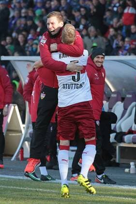 04.12.2016, Deutschland, Aue, Fußball 2. Bundesliga 15. Spieltag Saison 2016 2017 FC Erzgebirge Aue vs. VfB Stuttgart: Jubel nach dem 0:1 Tor, v.l. VfB Trainer Hannes Wolf, Torschütze Timo Baumgartl (VfB)