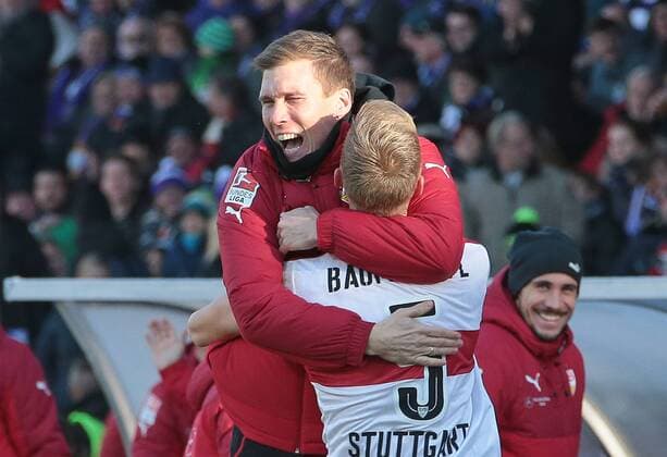 04.12.2016, Deutschland, Aue, Fußball 2. Bundesliga 15. Spieltag Saison 2016 2017 FC Erzgebirge Aue vs. VfB Stuttgart: Jubel nach dem 0:1 Tor, v.l. VfB Trainer Hannes Wolf, Torschütze Timo Baumgartl (VfB)