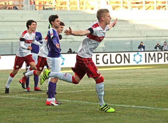 04.12.2016, Deutschland, Aue, Fußball 2. Bundesliga 15. Spieltag Saison 2016 2017 FC Erzgebirge Aue vs. VfB Stuttgart: Jubel nach dem 0:1 Tor, Torschütze Timo Baumgartl (VfB)