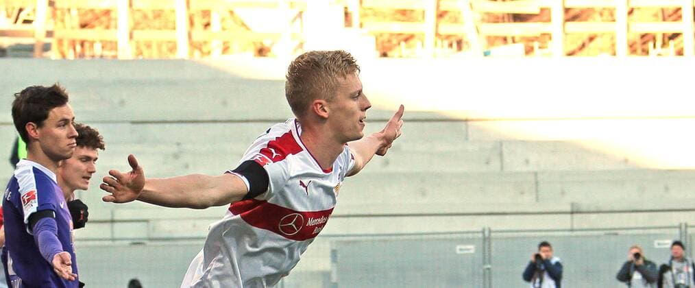 04.12.2016, Deutschland, Aue, Fußball 2. Bundesliga 15. Spieltag Saison 2016 2017 FC Erzgebirge Aue vs. VfB Stuttgart: Jubel nach dem 0:1 Tor, Torschütze Timo Baumgartl (VfB)