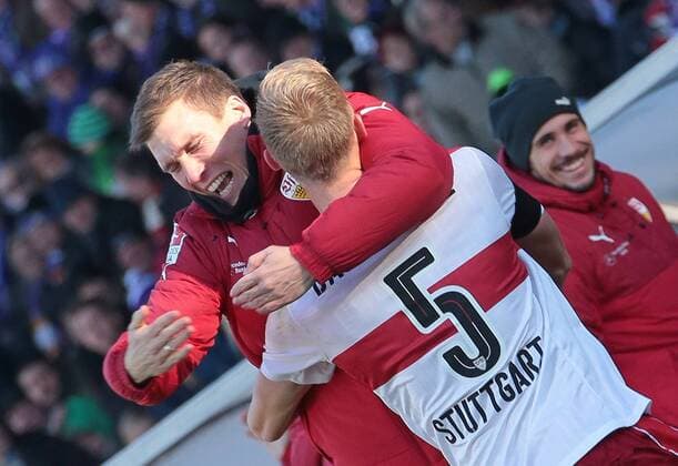 04.12.2016, Deutschland, Aue, Fußball 2. Bundesliga 15. Spieltag Saison 2016 2017 FC Erzgebirge Aue vs. VfB Stuttgart: Jubel nach dem 0:1 Tor, v.l. VfB Trainer Hannes Wolf, Torschütze Timo Baumgartl (VfB)
