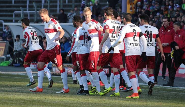 04.12.2016, Deutschland, Aue, Fußball 2. Bundesliga 15. Spieltag Saison 2016 2017 FC Erzgebirge Aue vs. VfB Stuttgart: Jubel nach dem 0:1 Tor, mitte Torschütze Timo Baumgartl (VfB)