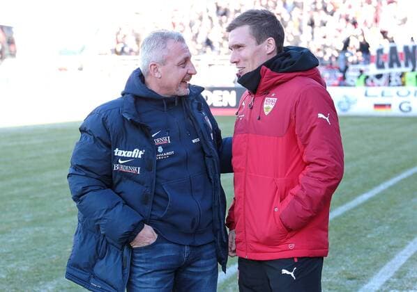 04.12.2016, Deutschland, Aue, Fußball 2. Bundesliga 15. Spieltag Saison 2016 2017 FC Erzgebirge Aue vs. VfB Stuttgart: v.l. Aue Trainer Pavel Dotchev und VfB Trainer Hannes Wolf