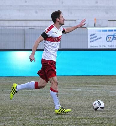 04.12.2016, Deutschland, Aue, Fußball 2. Bundesliga 15. Spieltag Saison 2016 2017 FC Erzgebirge Aue vs. VfB Stuttgart: Jubel nach dem 0:2 Tor, Torschütze Christian Gentner (VfB)