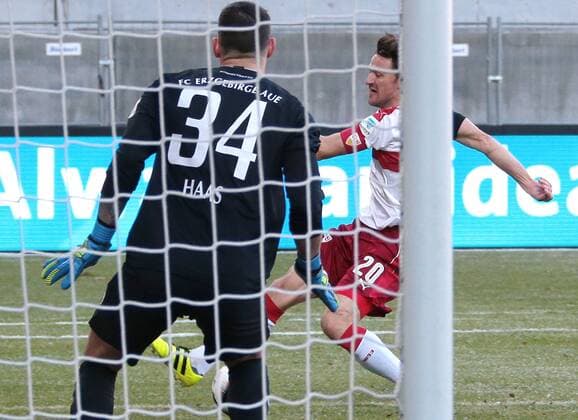 04.12.2016, Deutschland, Aue, Fußball 2. Bundesliga 15. Spieltag Saison 2016 2017 FC Erzgebirge Aue vs. VfB Stuttgart: 0:2 Tor, v.l. Daniel Haas (Aue), Torschütze Christian Gentner (VfB)