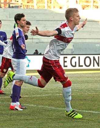 04.12.2016, Deutschland, Aue, Fußball 2. Bundesliga 15. Spieltag Saison 2016 2017 FC Erzgebirge Aue vs. VfB Stuttgart: Jubel nach dem 0:1 Tor, Torschütze Timo Baumgartl (VfB)