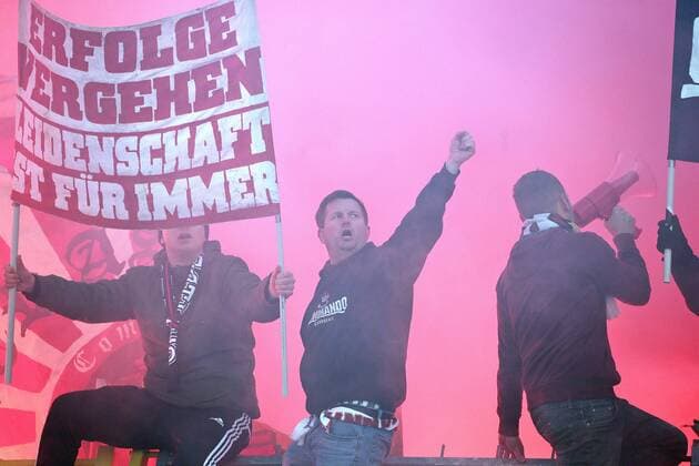 04.12.2016, Deutschland, Aue, Fußball 2. Bundesliga 15. Spieltag Saison 2016 2017 FC Erzgebirge Aue vs. VfB Stuttgart: VfB Fans zünden Pyrotechnik