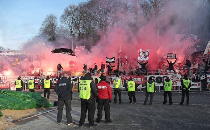 04.12.2016, Deutschland, Aue, Fußball 2. Bundesliga 15. Spieltag Saison 2016 2017 FC Erzgebirge Aue vs. VfB Stuttgart: VfB Fans zünden Pyrotechnik
