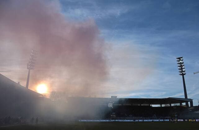 04.12.2016, Deutschland, Aue, Fußball 2. Bundesliga 15. Spieltag Saison 2016 2017 FC Erzgebirge Aue vs. VfB Stuttgart: Stadionübersicht, Übersicht, Rauch, Sonne, Wolken