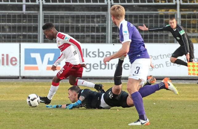 04.12.2016, Deutschland, Aue, Fußball 2. Bundesliga 15. Spieltag Saison 2016 2017 FC Erzgebirge Aue vs. VfB Stuttgart: Tor zum 0:3, v.l. Torschütze Carlos Mane (VfB), Daniel Haas (Aue), Sebastian Hertner (Aue)