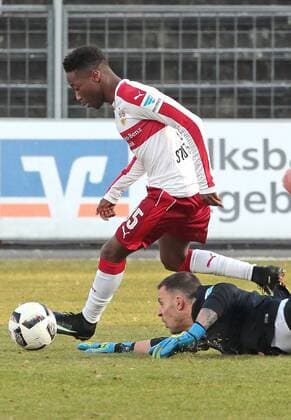 04.12.2016, Deutschland, Aue, Fußball 2. Bundesliga 15. Spieltag Saison 2016 2017 FC Erzgebirge Aue vs. VfB Stuttgart: Tor zum 0:3, v.l. Torschütze Carlos Mane (VfB), Daniel Haas (Aue), Sebastian Hertner (Aue)