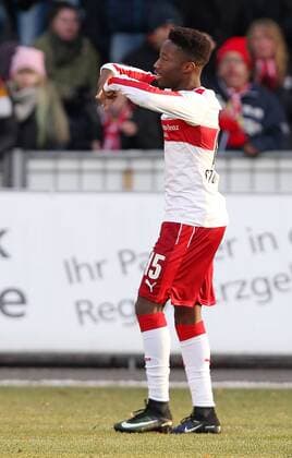 04.12.2016, Deutschland, Aue, Fußball 2. Bundesliga 15. Spieltag Saison 2016 2017 FC Erzgebirge Aue vs. VfB Stuttgart: Jubel nach dem Tor zum 0:3, Torschütze Carlos Mane (VfB)