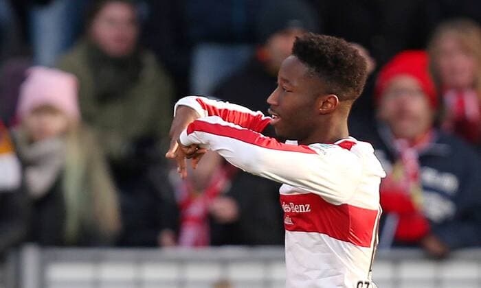 04.12.2016, Deutschland, Aue, Fußball 2. Bundesliga 15. Spieltag Saison 2016 2017 FC Erzgebirge Aue vs. VfB Stuttgart: Jubel nach dem Tor zum 0:3, Torschütze Carlos Mane (VfB)
