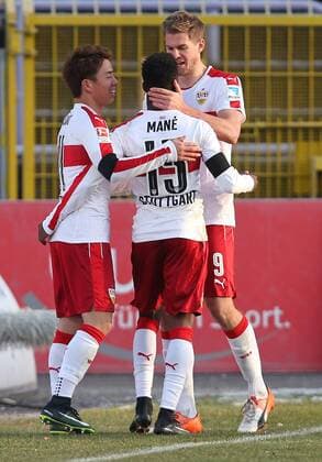 04.12.2016, Deutschland, Aue, Fußball 2. Bundesliga 15. Spieltag Saison 2016 2017 FC Erzgebirge Aue vs. VfB Stuttgart: Jubel nach dem Tor zum 0:3, v.l. Takuma Asano (VfB), Torschütze Carlos Mane (VfB), Simon Terodde (VfB)