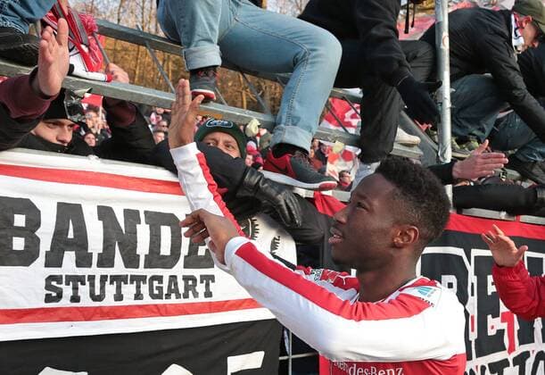 04.12.2016, Deutschland, Aue, Fußball 2. Bundesliga 15. Spieltag Saison 2016 2017 FC Erzgebirge Aue vs. VfB Stuttgart: Carlos Mane (VfB) jubelt mit den Fans