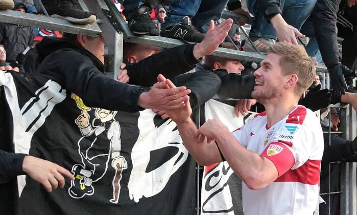 04.12.2016, Deutschland, Aue, Fußball 2. Bundesliga 15. Spieltag Saison 2016 2017 FC Erzgebirge Aue vs. VfB Stuttgart: Simon Terodde (VfB) bei den fans