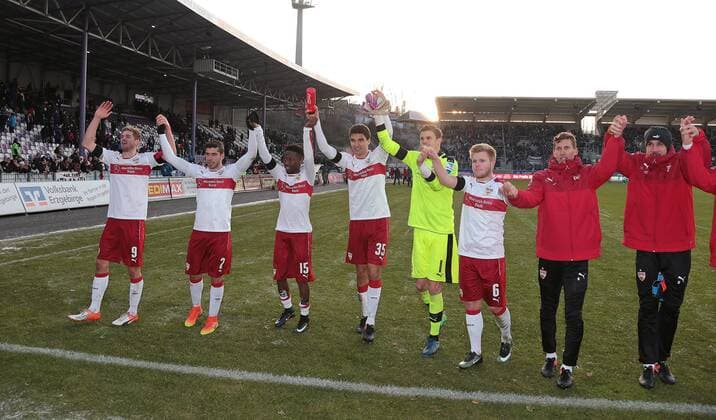 04.12.2016, Deutschland, Aue, Fußball 2. Bundesliga 15. Spieltag Saison 2016 2017 FC Erzgebirge Aue vs. VfB Stuttgart: Schlußjubel v.l. Simon Terodde, Emiliano Insua, Carlos Mane, Marcin Kaminski, Mitchel Langerak, Jean Zimmer, Florian Klein, Jens Grahl (VfB)