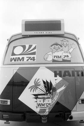 WM 1974, Ankunft Haiti am Flughafen München, der Mannschaftsbus