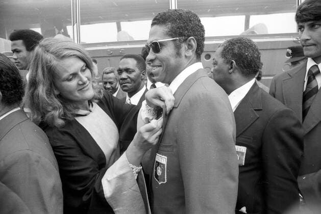 WM 1974, Ankunft Haiti am Flughafen München, das Münchner Kindl begrüßt das Team
