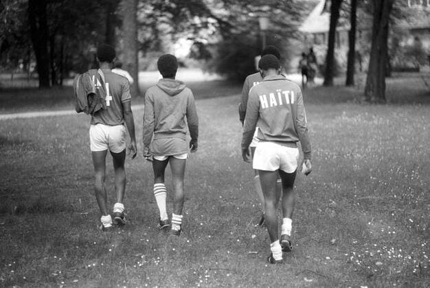 WM 1974, Nationalmannschaft Haiti in der Sportschule Grünwald, Spieler spazieren über eine Wiese