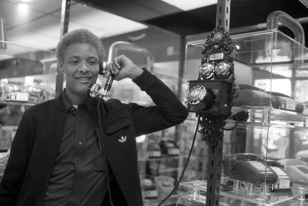 WM 1974, Nationalmannschaft Haiti, Stadtbummel in München, Ernst Jean Joseph in einem Telefongeschäft