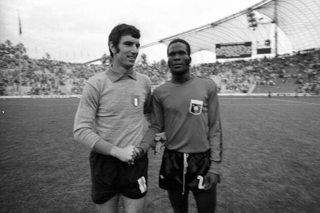 Torwart Dino Zoff (Italien) und Emmanuel Sanon (Haiti)