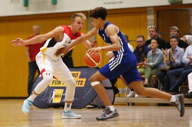 Ludwigsburg Basketball U16 Länderspiel Deutschland vs. Frankreich, v.l. Lukas Herzog (GER), Kilian Hayes (FRA)