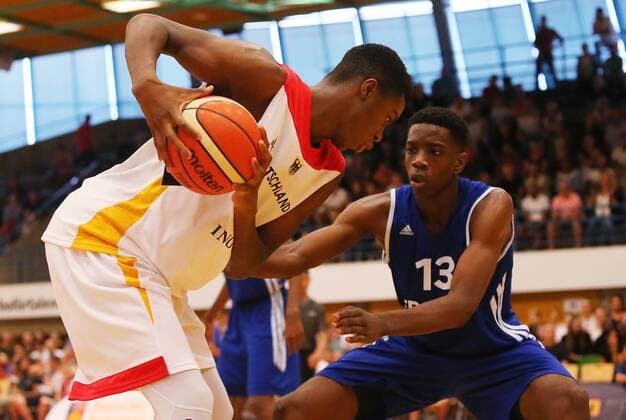 Ludwigsburg Basketball U16 Länderspiel Deutschland vs. Frankreich, v.l. Ariel Washington Hukporti (GER), Essome Miyem (FRA)