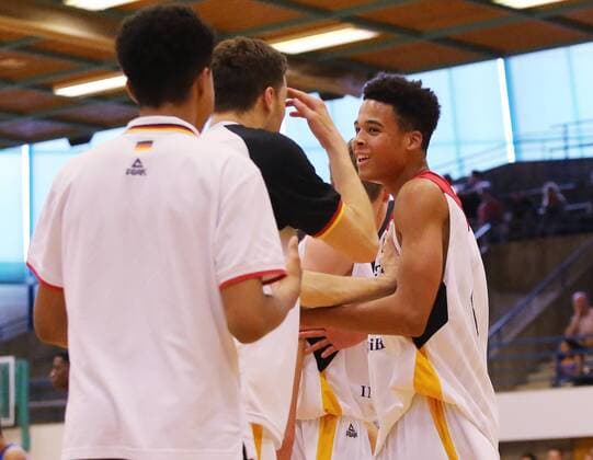 Ludwigsburg Basketball U16 Länderspiel Deutschland vs. Frankreich, Maxilimilian Maalik Begue (GER, rechts) freut sich