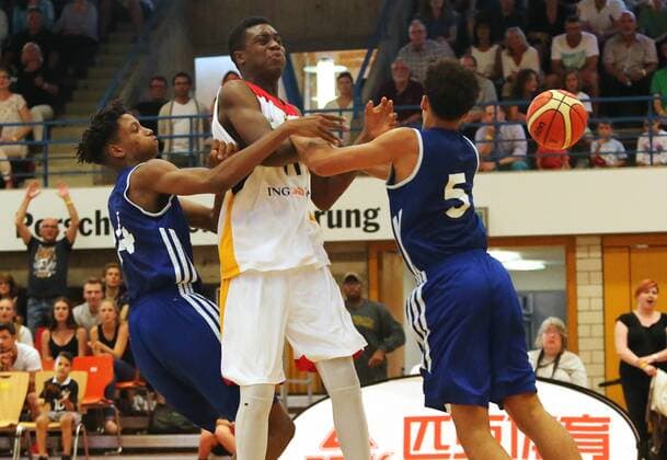 Ludwigsburg Basketball U16 Länderspiel Deutschland vs. Frankreich, v.l. Maxime Carene (FRA), Ariel Washington Hukporti (GER), Timothe Crusol (FRA)