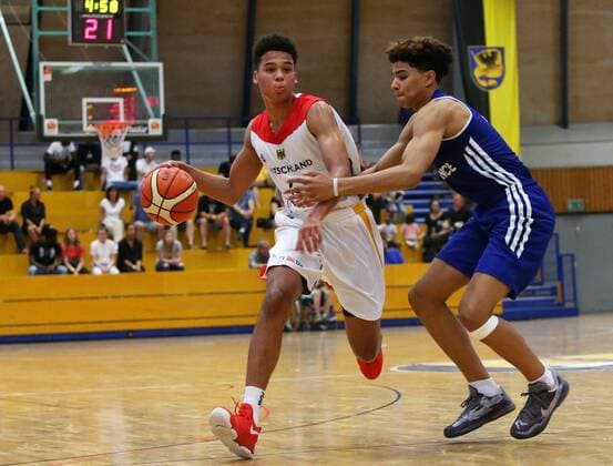 Ludwigsburg Basketball U16 Länderspiel Deutschland vs. Frankreich, v.l. Maximilian Maalik Begue (GER), Kilian Hayes (FRA)