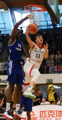 Ludwigsburg Basketball U16 Länderspiel Deutschland vs. Frankreich, v.l. Essome Miyem (FRA), Radii Caisin (GER)