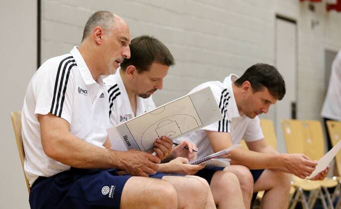 Ludwigsburg Basketball U16 Länderspiel Deutschland vs. Frankreich, Trainer Bernard Faure (FRA, vorn)