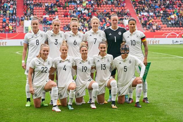 Mannschaftsfoto: Simone LAUDEHR, DFB 8 , Kathrin HENDRICH, DFB 3 , Kristin DEMANN, DFB 6 , Carolin SIMON, DFB 7 , Almuth SCHULT, DFB 1, Dzsenifer MAROZSAN, DFB 10 , Tabea KEMME, DFB 22 , Leonie MAIER, DFB 4 , Svenja HUTH, DFB 19 , Sara DAEBRITZ, DFB 13 , Babett PETER, DFB 5 mit Maske, DEUTSCHLAND - SLOWENIEN 6-0 Fussball Laenderspiel Damen Qualifikation zur Weltmeisterschaft WM 2018 in Frankreich , Ingolstadt, Deutschland 16.09.2017