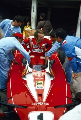 Niki Lauda steigt am 01.08.1976 ein in den Ferrari 312T2 um am Großen Preis von Deutschland teilzunehmen bei dem er aber am 01.08.1976 in der 2. Runde seinen schweren Unfall erleiden muß der ihn dann für sein späteres Leben zeichnet HIER bespricht er sich noch zuversichtlich mit seinen Mechanikern und Ferrari-Cefdesigner Mauro Forghieri vorne rechts