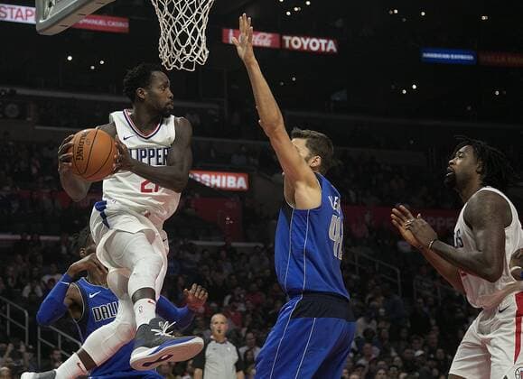 November 1, 2017 - Los Angeles, California, U.S - Patrick Beverley 21 of the Los Angeles Clippers passes the ball during their NBA Basketball Herren USA game with the Dallas Mavericks on Wednesday November 1, 2017 at the Staples Center in Los Angeles, California. Clippers defeat Mavericks, 119-98. Clippers v Mavericks - ZUMAp124 20171101_zaa_p124_003 Copyright: xJavierxRojasx