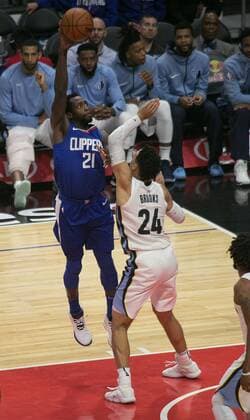 November 4, 2017 - Los Angeles, California, U.S - Patrick Beverley 21 of the Los Angeles Clippers and Dillon Brooks 24 of the Memphis Grizzlies on during their NBA Basketball Herren USA game on Saturday November 4, 2017 at the Staples Center in Los Angeles, California. Clippers v Grizzlies. JAVIER ROJAS PI Clippers v Grizzlies - ZUMAp124 20171104_zaa_p124_007 Copyright: xArianaxRuizx