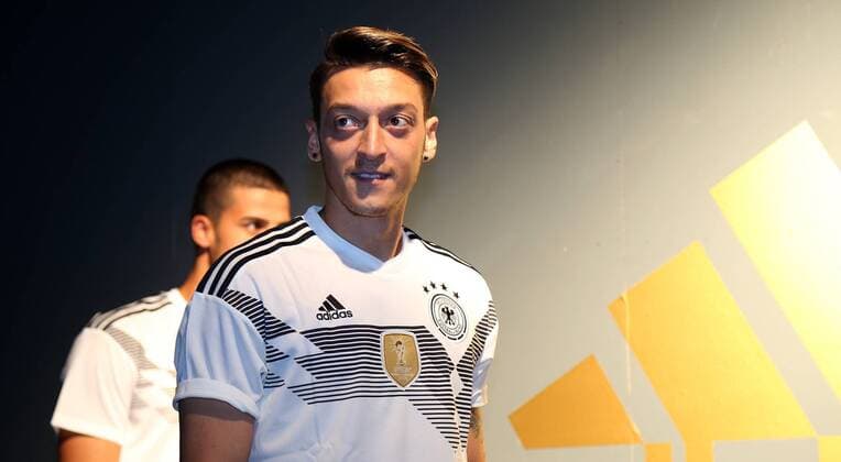 Themen der Woche - SPORT Bilder des Tages - SPORT Fußball, DFB-Team präsentiert neues Trikot DFB und Die Mannschaft präsentieren WM- Trikot 2018 im THE BASE in Berlin, 07.11.17 Bild: Mesut Özil DFB und Die Mannschaft präsentieren WM- Trikot 2018