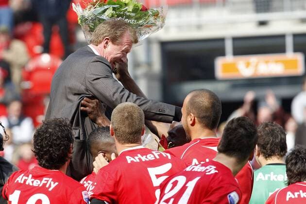 seizoen 2008 2009 , enschede , eredivisie , 03-05-2009 , twente - az , steve mcclaren gaat bop de schouders na het behalen van de tweede plek twente - az