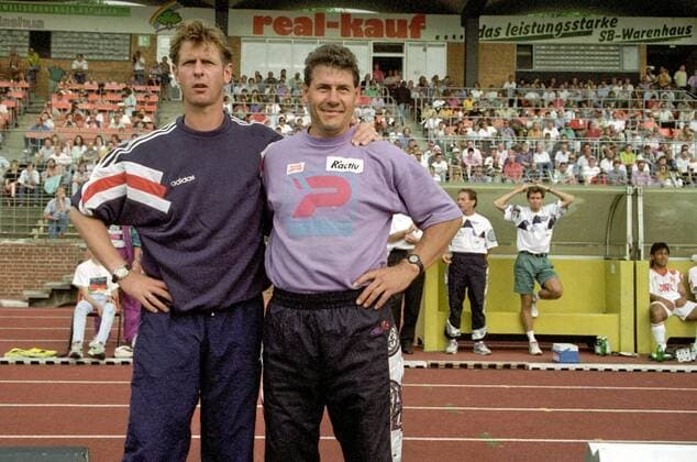 Aus 2. BL Saison 19921993 Hannover 96 (Weiß) gegen den VfL Wolfsburg 3:1 am 25.07.1992 im Niedersachsenstadion zu Hannover. Im Foto: Trainer Eberhard Vogel von Han96 re. und VfL WOB. Trainer Uwe Erkenbrecher li.